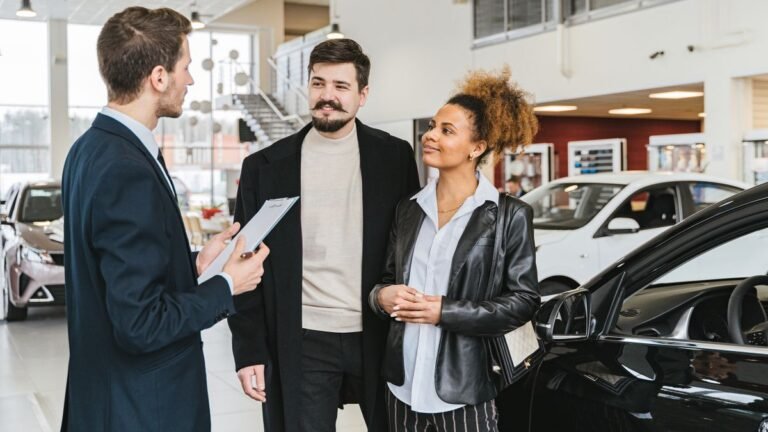 Acheteurs discutant l'achat d'une voiture d'occasion