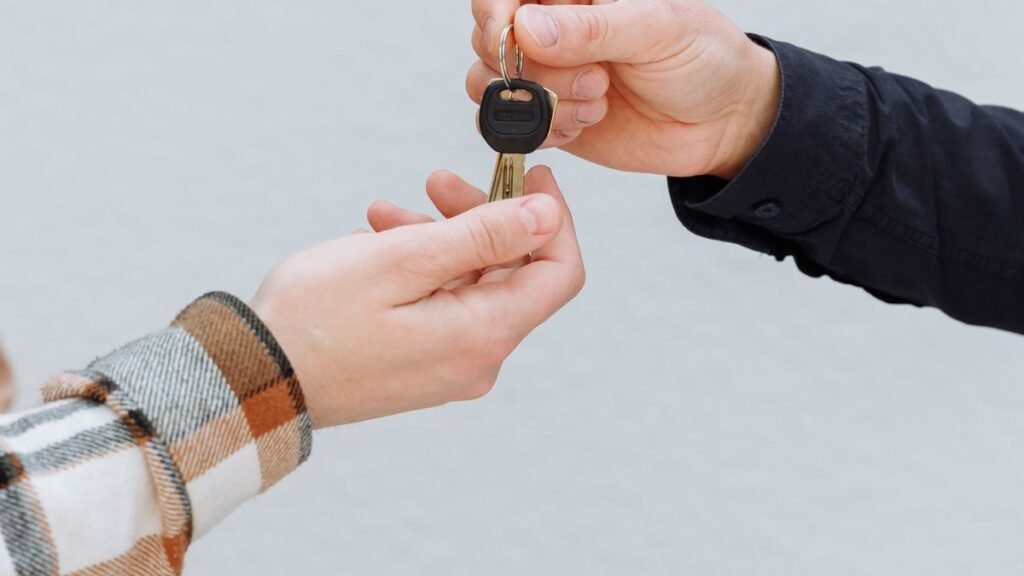 Remise des clés lors de l'achat d'une voiture d'occasion