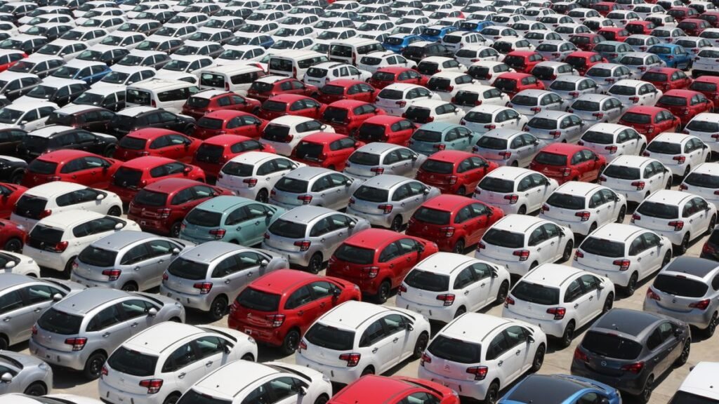 Parking rempli de voitures, typique d'une flotte de location