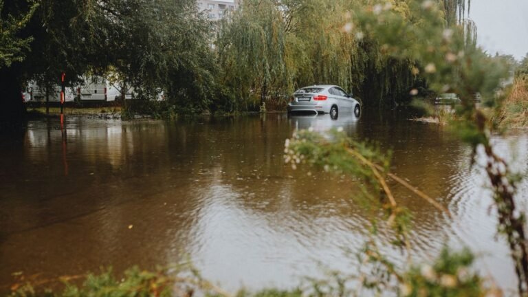 Voiture partiellement immergée après une inondation